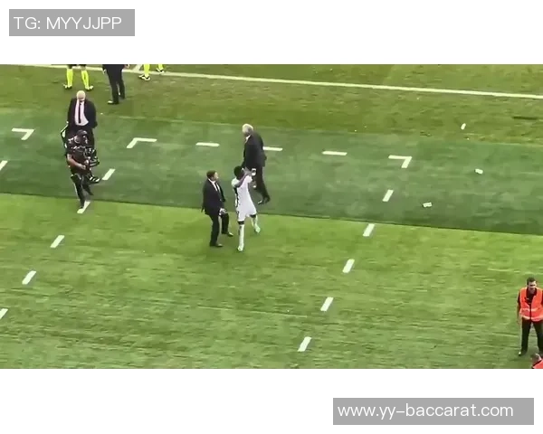 维尼修斯私下表态不愿在遭球迷嘘声的地方继续踢球