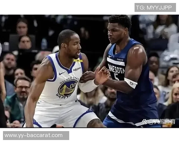 科尔称巴特勒在训练后与库明加交流给予他许多帮助和指导 科尔称巴特勒在训练后与库明加交流给予他许多帮助和指导